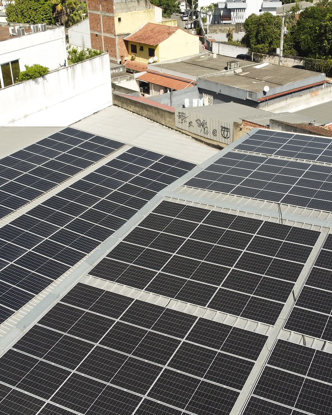 Energia solar em Itaboraí: projeto de 147 kWp na Life Fit