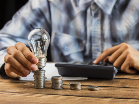 man-cunting-stack-coins